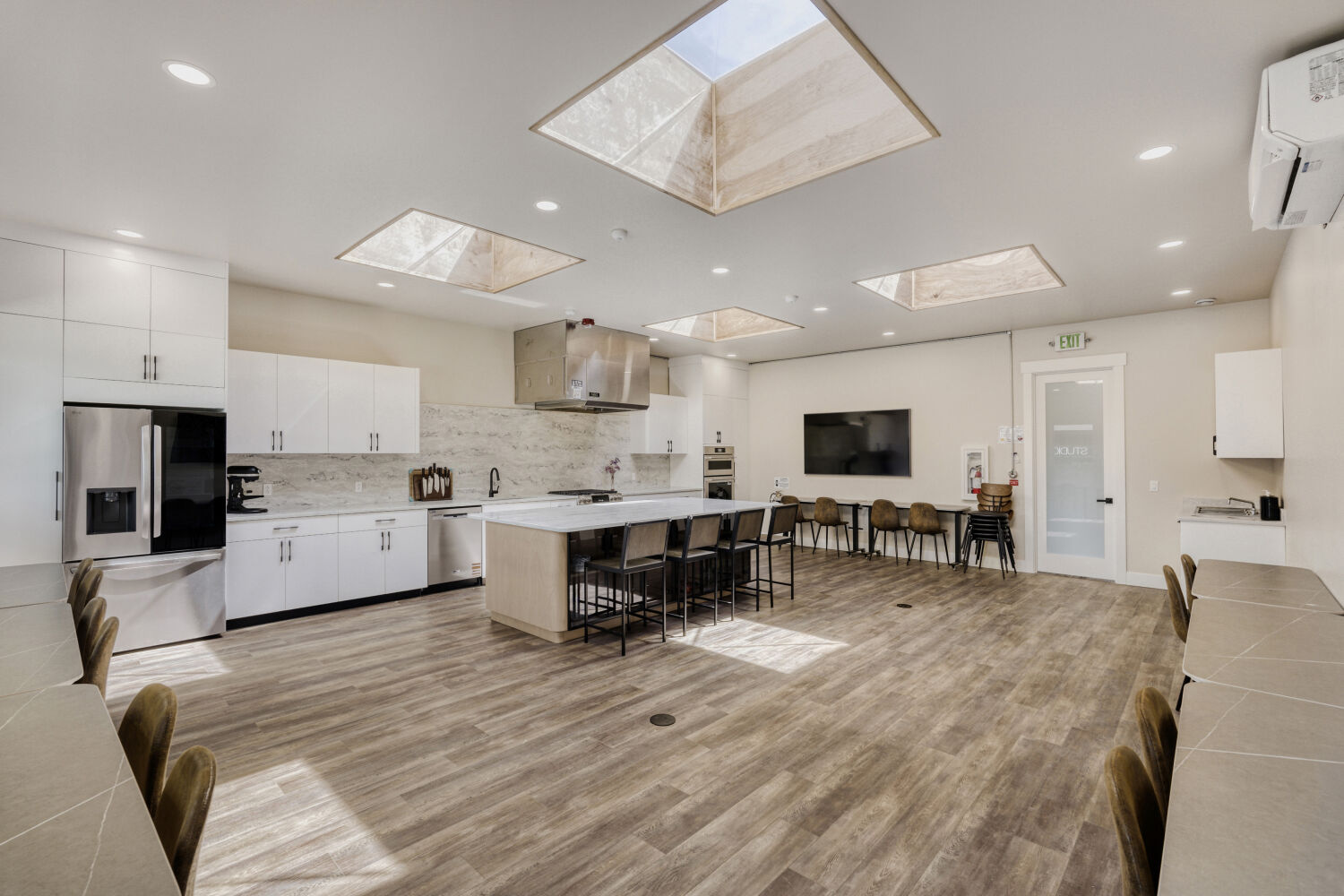 Community kitchen workspace